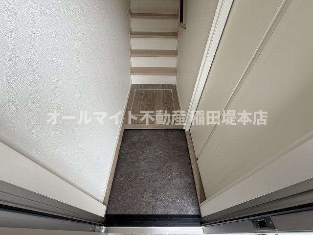 稲城市坂浜のアパートの玄関