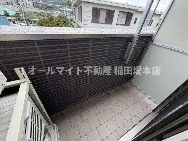 稲城市坂浜のアパートのバルコニー