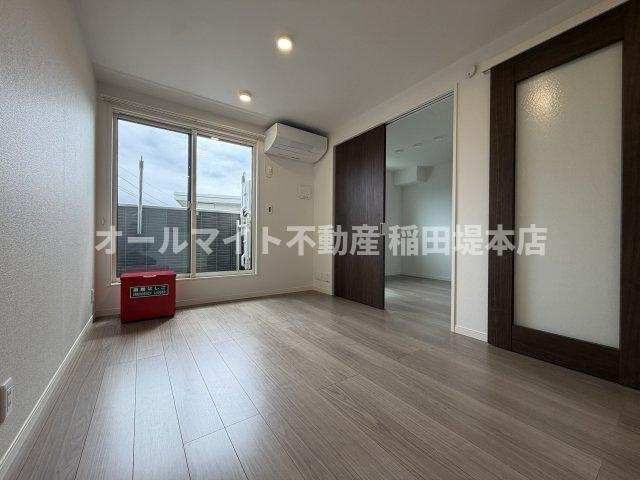 稲城市坂浜のアパートの居間・リビング