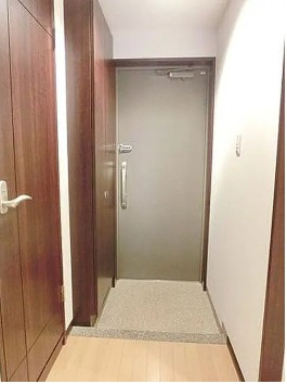 千代田区岩本町１丁目の賃貸マンションの玄関