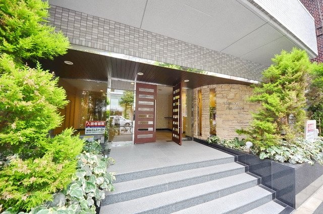 千代田区岩本町１丁目の賃貸マンションのエントランス