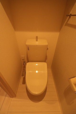オッツ梅満Ⅱ B棟のトイレ|落ち着いた色調のトイレです