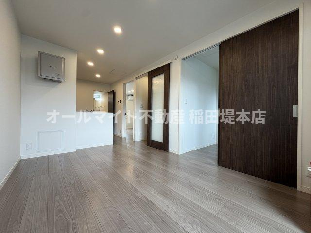 稲城市坂浜のアパートの居間・リビング