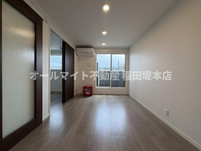 稲城市坂浜のアパートの居間・リビング
