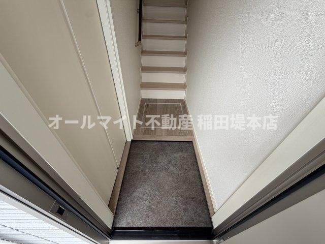 稲城市坂浜のアパートの玄関
