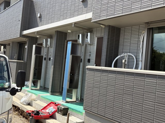 稲城市坂浜のアパートのエントランス