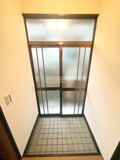 成田東3丁目戸建の玄関