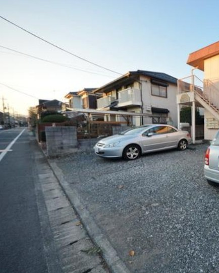 ジュネスいずみの駐車場