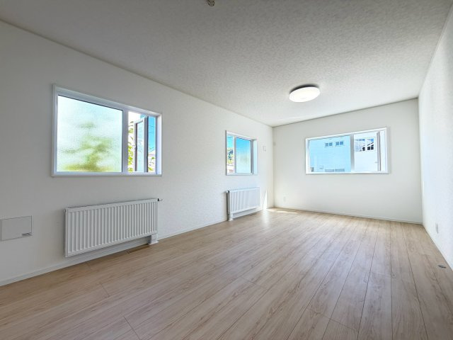 【新築戸建】札幌市南区川沿13条1丁目2棟の居間・リビング|リビングが見渡せる対面キッチンを採用。内装(壁・床・建具)は白を基調とし、明るい雰囲気となっています。