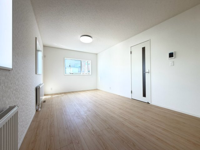 【新築戸建】札幌市南区川沿13条1丁目2棟の居間・リビング|リビングが見渡せる対面キッチンを採用。内装(壁・床・建具)は白を基調とし、明るい雰囲気となっています。
