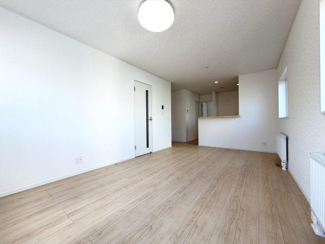 【新築戸建】札幌市南区川沿13条1丁目2棟の居間・リビング|リビングが見渡せる対面キッチンを採用。内装(壁・床・建具)は白を基調とし、明るい雰囲気となっています。