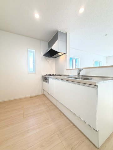 【新築戸建】札幌市南区川沿13条1丁目2棟のキッチン|広々システムキッチンは、シンク・調理部分だけではなく、小物から大きな調理器具まで収納でき、出し入れもスムーズな収納充実プランを採用。食洗器設置可能。床下収納あり。