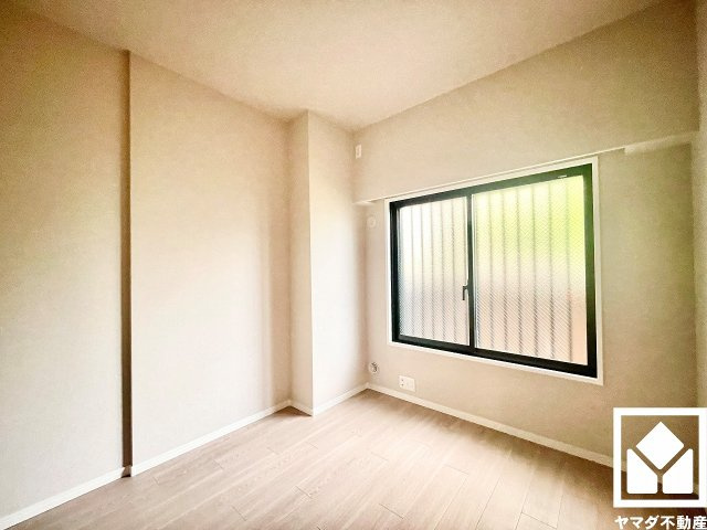 ジュネラス西宮の洋室|約5.1帖の洋室。お子様のお部屋などにも丁度良い広さです。全居室に収納がございますので、お部屋の広さを最大限に活用できます。