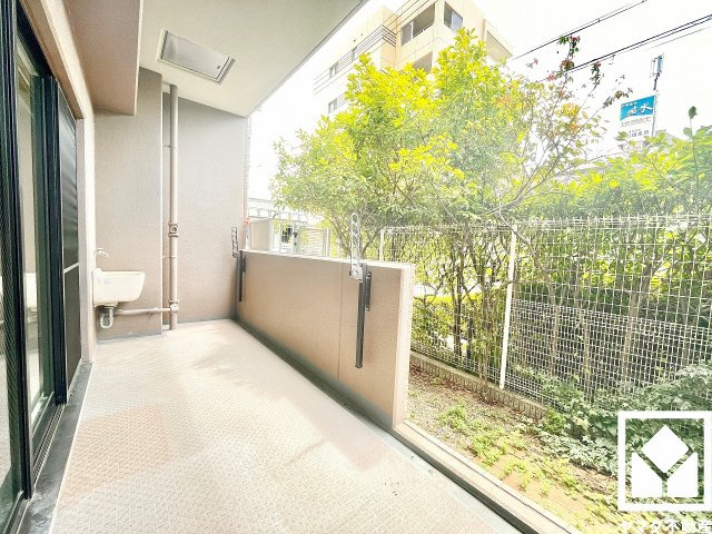 ジュネラス西宮のバルコニー|南西向きバルコニーで陽当たり、風通し良好。スロップシンクを備えており、ガーデニングや家庭菜園での水やりがしやすく、汚れやすい作業も室内を汚さず行えるので、生活空間を清潔に保つことができます。