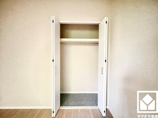 ジュネラス西宮の収納|クローゼットはパイプハンガーを備えており、収納家具を増やさずに衣類を整理しやすい仕様です。