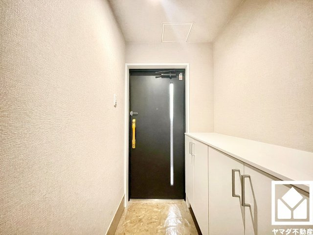 ジュネラス西宮の玄関|ドアのスリット窓から光が差し込み、外出時にも帰宅時にも、明るい気持ちになれる玄関です。