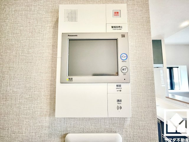 ジュネラス西宮の防犯設備|突然の来訪時にも防犯面で心強いモニター付きインターホンを設置。お留守番中のお子様も、室内からスムーズに相手の確認ができます。