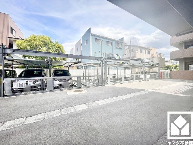 ジュネラス西宮の駐車場|敷地内に機械式駐車場を設置（月額8000円～8500円）。重い荷物や雨の日の移動もスムーズで、快適なカーライフを実現。空き状況等の詳細は弊社スタッフまでお気軽にお問い合わせください。