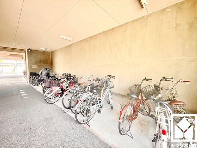 ジュネラス西宮の駐輪場|屋根付き駐輪場なので、雨や日差しの影響を受けにくく、大切な自転車の保管にも便利です。平置きなので、さまざまなタイプの自転車を置きやすい仕様です。