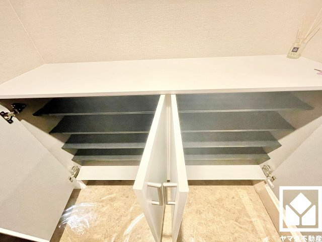 ジュネラス西宮の収納|玄関にはシューズボックスを設置。家族の靴もしっかり収納できるので、玄関がいつも片付き、気持ちよくお客様を迎えられます。