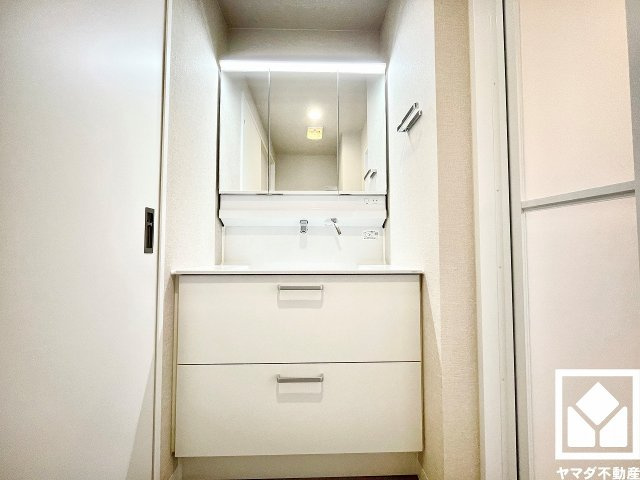 ジュネラス西宮の洗面所|収納付きでスッキリお使い頂ける3面鏡の洗面台です。洗面ボウルが広めなので、忙しい朝でも身支度がしやすく時短になります。