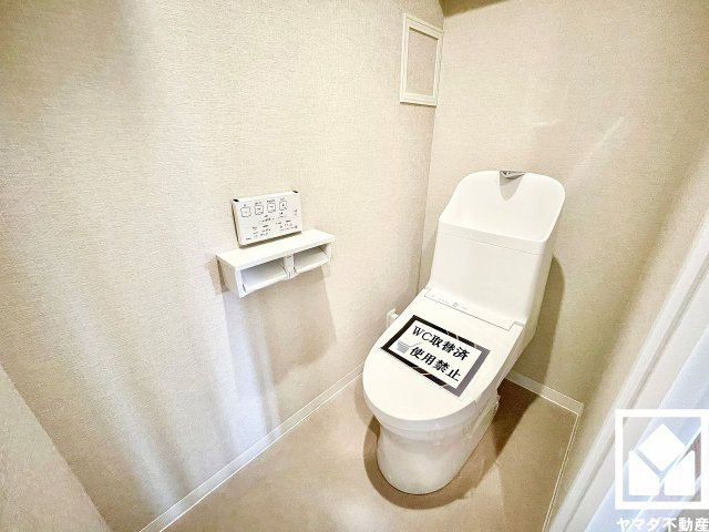ジュネラス西宮のトイレ|明るく清潔感溢れるトイレです。トイレットペーパーのストックや消耗品置き場などとしてお使いいただける吊戸棚がございます。