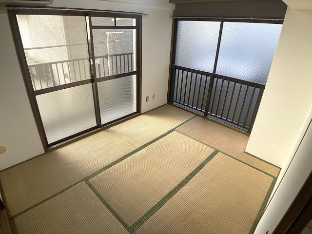 神戸市兵庫区水木通１丁目の賃貸マンションのその他|2面採光の和室、明るく風通し良好です