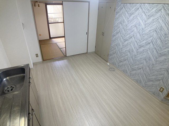 神戸市兵庫区水木通１丁目の賃貸マンションの内装|お洒落な壁紙のリビング