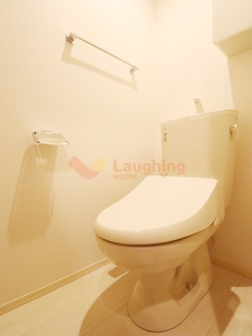シュトラールのトイレ|落ち着いた色調のトイレです