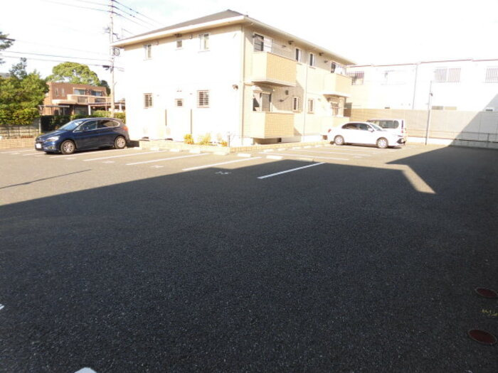 ディアコート合川 B棟の駐車場