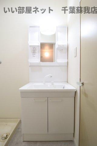 サンウィング稲荷町の独立洗面台|独立洗面台、小物を置くことができて便利です
