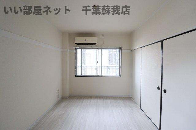 サンウィング稲荷町の寝室|広くて明るい寝室