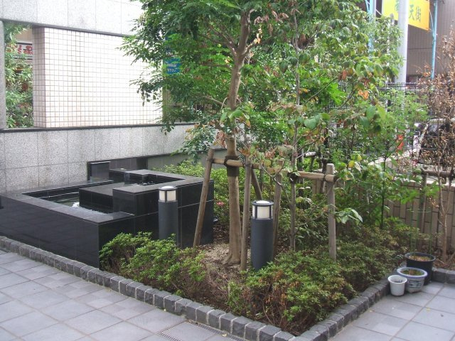 マンション前には植栽があり、連なりが作り出す美しい景観を見る事ができます♪