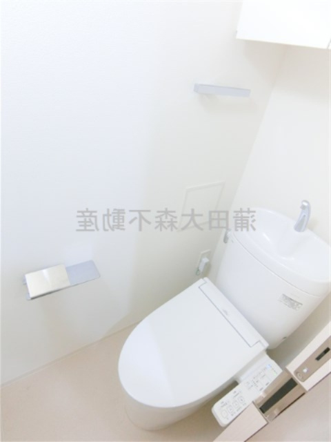 リテラス蒲田のトイレ|棚収納と温水暖房便座付きのトイレ