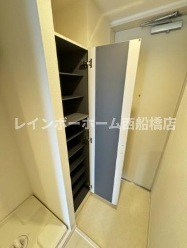 ヴィラ原木中山の玄関
