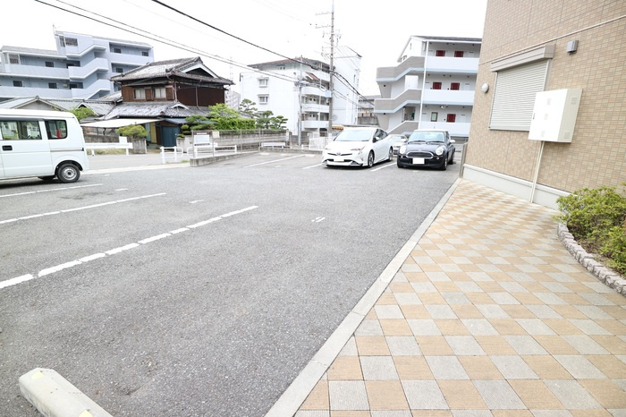 ファミールコート名谷の駐車場