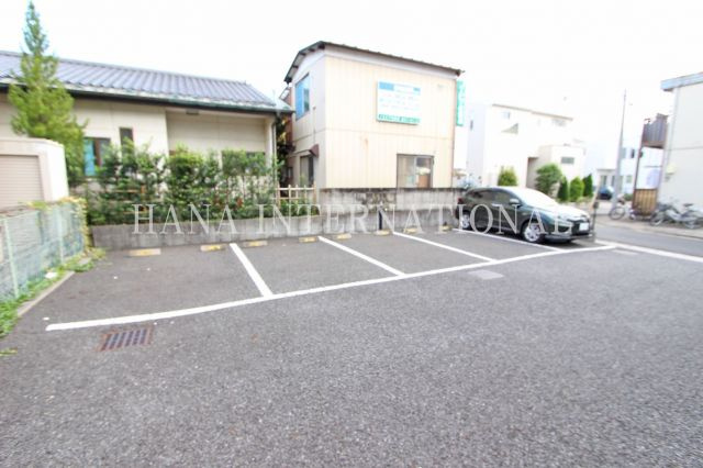 レオパレスロイヤルシティ茜の駐車場