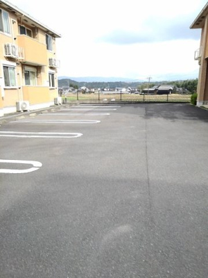 【駐車場】 | パークヴュー高瀬Ａ | 車をお持ちの方に嬉しい駐車場付きの物件です