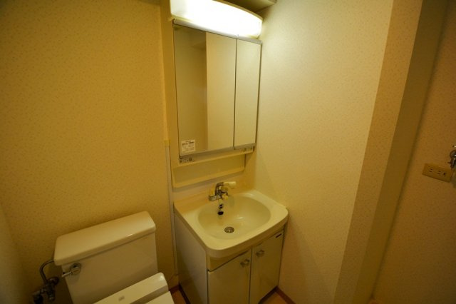 トイレ横に洗面台があり便利です！