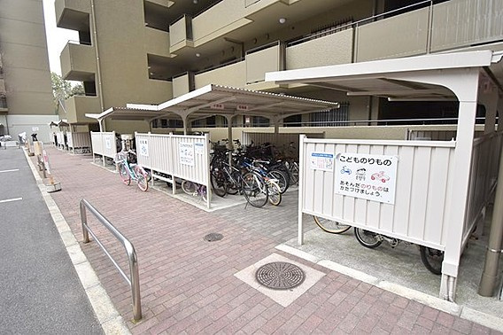 千里中央パークヒルズA棟の駐輪場