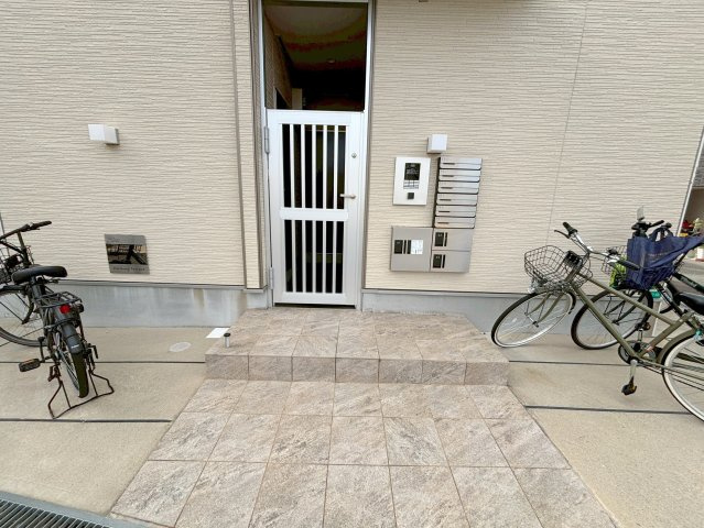 ハーモニーテラス三津屋南のエントランス