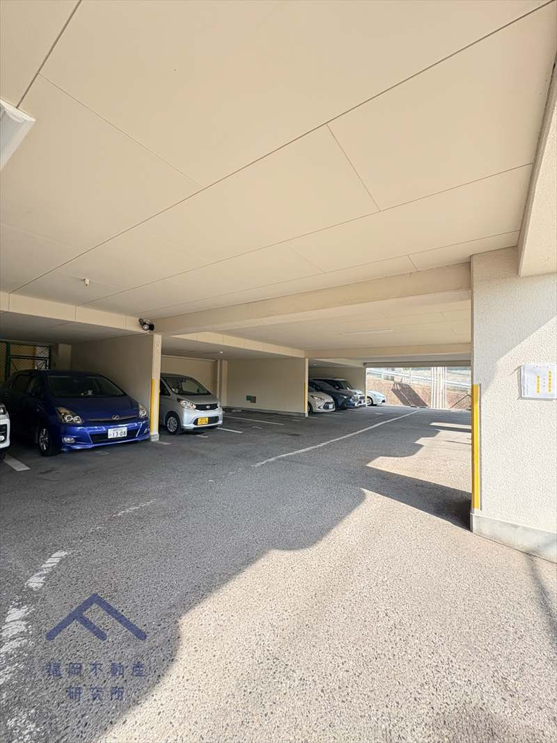 ファミール輝国の駐車場