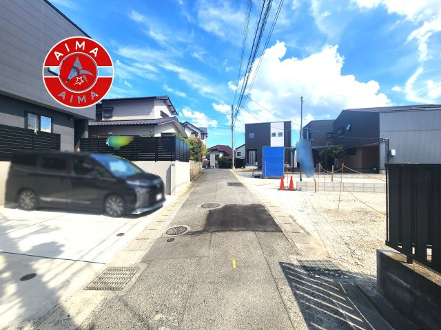 福岡市南区和田2丁目第3-2棟（1号棟）の前面道路含む現地写真|前面道路は閑静な住宅地をはしる車通りの少ない道路。お車の出し入れが苦手なママや小さなお子様にも安心ですね。しっかり舗装もされているので、ベビーカーや自転車で通っても快適に通行できます。