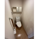 温水洗浄便座付きのトイレです♪