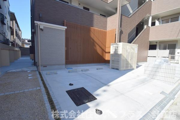 ラージヒル鶴見緑地の駐車場