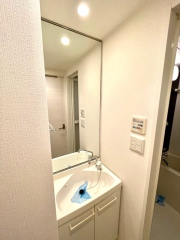 新品家具付きマンション錦糸16(KaGood東京)の独立洗面台|独立洗面台、小物を置くことができて便利です