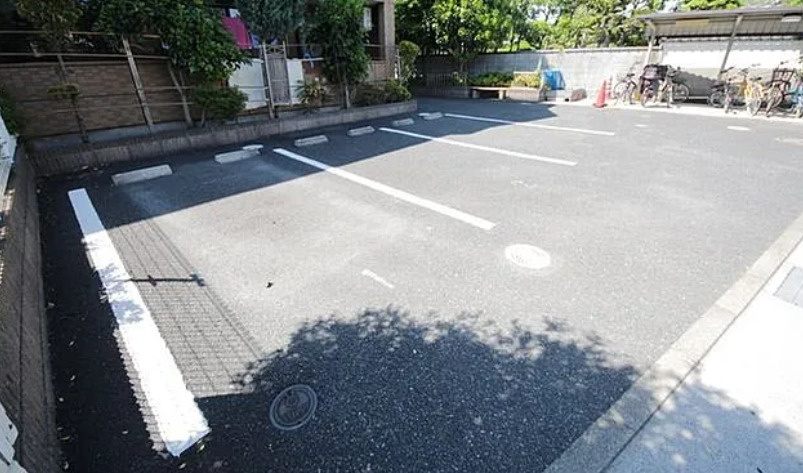 プランドール鶴間の駐車場