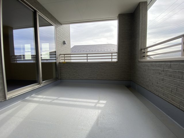【いわき市泉滝尻2丁目1期　4号棟】　新築戸建　　泉駅まで徒歩16分☆のバルコニー|同施工◆バルコニーの写真です◆　お布団なども充分に干せる広さがございます。　共働きのご家族でも天気を気にせず洗濯物を干せます。

