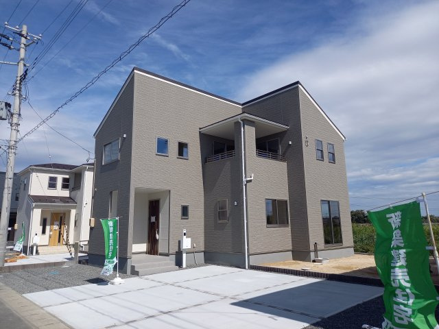 【いわき市泉滝尻2丁目1期　4号棟】　新築戸建　　泉駅まで徒歩16分☆の玄関|同施工◆玄関の写真です◆
玄関の写真です。断熱玄関ドアなので、冷気や暖気の侵入や流出を抑えてくれます。
お洒落で明るい玄関は、お客様にも喜ばれそうです♪♪

