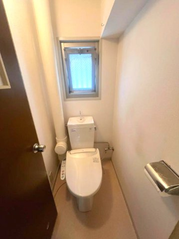 渦ヶ森コーポ16号館のトイレ|窓があるトイレは、明るく換気も安心